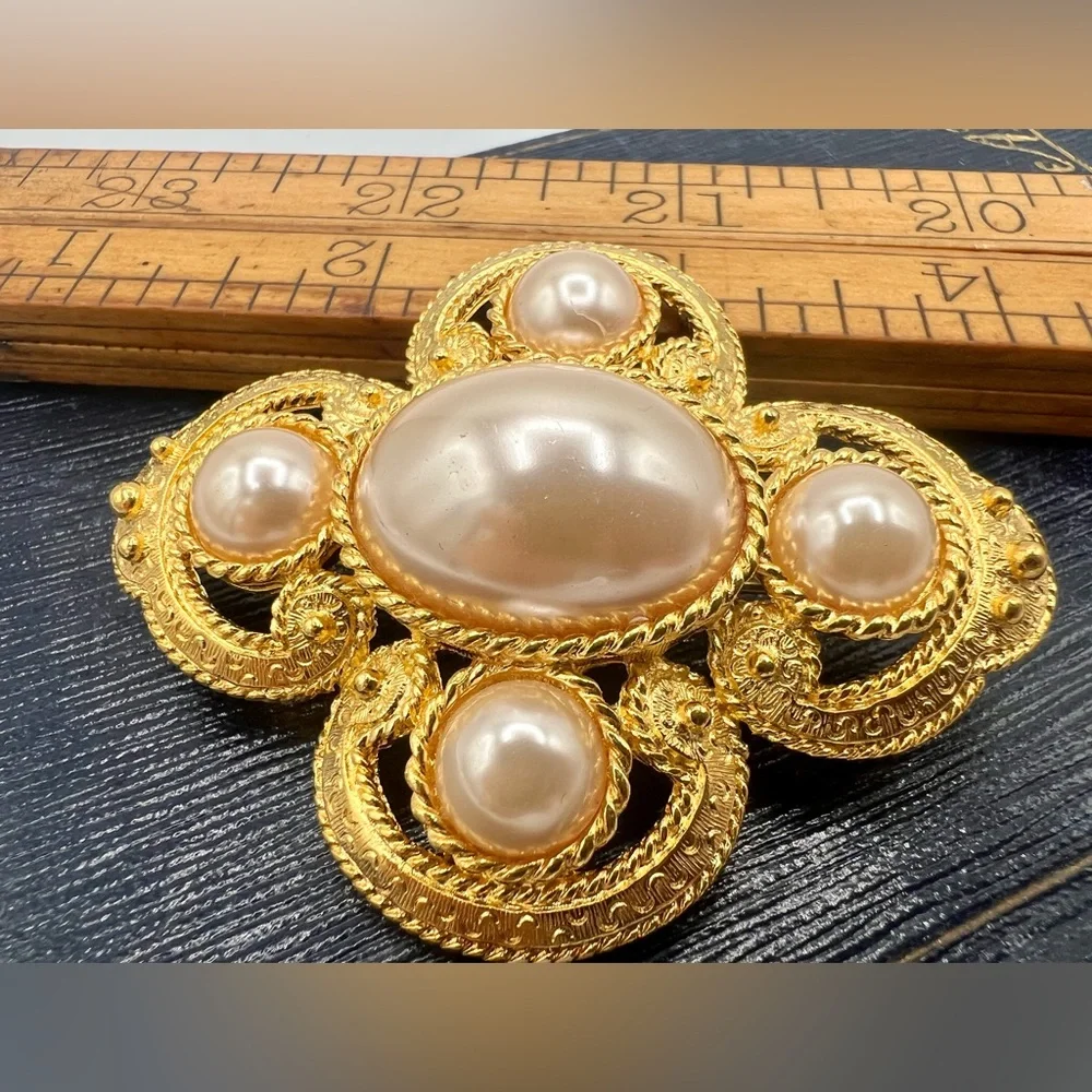 Vintage LR LADY REMINGTON large gold and faux pearl brooch chunky beautiful!